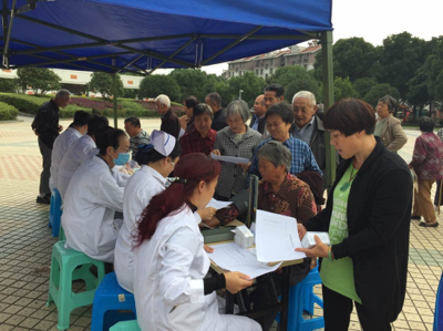 昆山虹橋醫(yī)院攜手中華園社區(qū)舉辦大型義診活動(dòng) 愛在深秋，共筑健康家園